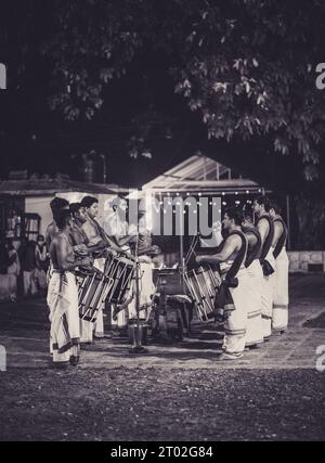 Kerala Folk art forma Mudiyettu, Goddess Kali e Darika Fight Foto Stock