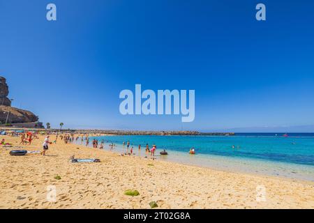 Gente sulla spiaggia di Amadores nell'Oceano Atlantico di Gran Canaria nelle calde giornate estive di sole. Gran Canaria. Spagna. Foto Stock