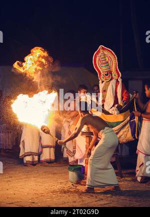 Kerala Folk art forma Mudiyettu, Goddess Kali e Darika Fight Foto Stock