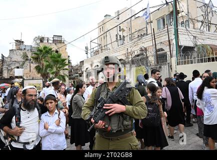 Hebron, Cisgiordania. 3 ottobre 2023. I soldati israeliani proteggono i turisti ebrei che visitano il mercato palestinese durante il festival ebraico di Sukkot, la festa dei Tabernacoli, a Hebron, Cisgiordania, martedì 3 ottobre, 2023. foto di Debbie Hill/ Credit: UPI/Alamy Live News Foto Stock