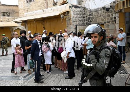 Hebron, Cisgiordania. 3 ottobre 2023. I soldati israeliani proteggono i turisti ebrei che visitano il mercato palestinese durante il festival ebraico di Sukkot, la festa dei Tabernacoli, a Hebron, Cisgiordania, martedì 3 ottobre, 2023. foto di Debbie Hill/ Credit: UPI/Alamy Live News Foto Stock