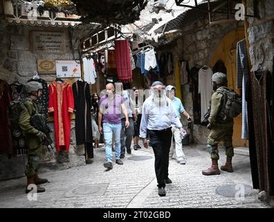 Hebron, Cisgiordania. 3 ottobre 2023. I soldati israeliani proteggono i turisti ebrei che visitano il mercato palestinese durante il festival ebraico di Sukkot, la festa dei Tabernacoli, a Hebron, Cisgiordania, martedì 3 ottobre, 2023. foto di Debbie Hill/ Credit: UPI/Alamy Live News Foto Stock