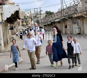 Hebron, Cisgiordania. 3 ottobre 2023. Gli israeliani camminano davanti ai negozi palestinesi chiusi durante il festival ebraico di Sukkot, la festa dei Tabernacoli, a Hebron, Cisgiordania, martedì 3 ottobre, 2023. foto di Debbie Hill/ Credit: UPI/Alamy Live News Foto Stock