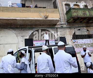 Hebron, Cisgiordania. 3 ottobre 2023. Gli ebrei religiosi ballano sotto le case dei palestinesi durante la festa ebraica di Sukkot, la festa dei Tabernacoli, a Hebron, Cisgiordania, martedì 3 ottobre, 2023. foto di Debbie Hill/ Credit: UPI/Alamy Live News Foto Stock