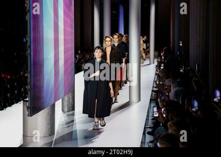 Parigi, Frankreich. 3 ottobre 2023. MIU MIU Primavera/Estate 2024 Runway durante la settimana della moda di Parigi - Parigi; Francia 03/10/2023 credito: dpa/Alamy Live News Foto Stock