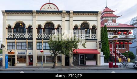 Gee Tuck Tong Benevolent Association Building e la Chinese Public School in Fisgard Street a Victoria, British Columbia, Canada. Foto Stock