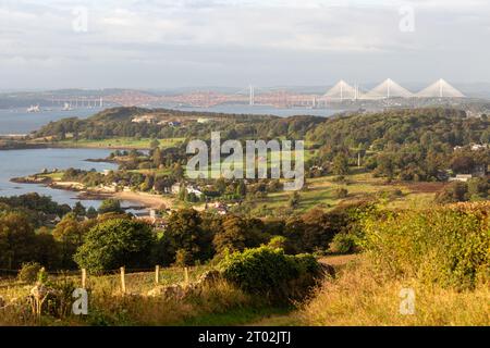 Il pittoresco villaggio di Aberdour in Fife con i Forth Bridges in lontananza Foto Stock