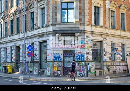 Wohnhaus, Altbau, Graffitis, Wolfgang-Heinze-Straße, Connewitz, Lipsia, Sachsen, Deutschland *** edificio residenziale, vecchio edificio, graffiti, Wolfgang Heinze Street, Connewitz, Lipsia, Sassonia, Germania Foto Stock