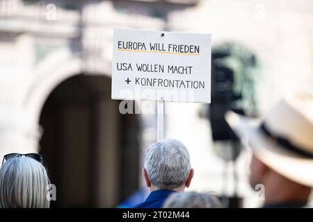 Mir reicht's/München steht auf Demo AM 3.10.2023 a München. Die teilweise verschwörungsideologische Demo richtete sich gegen Waffenlieferungen und jede Unterstützung an die Ukraine, die Grünen im allgemeinen. Viele klimaleugnende Schilder waren zu sehen. Ein giornalista wurde von einem Versammlungsteilnehmer ins Gesicht geschlagen -- Mir reicht's - basta Demo del gruppo Monaco si alza il 3 ottobre 2023 a Monaco, in Germania. La dimostrazione ideologica della cospirazione è stata diretta contro il rifornimento di armi per l'Ucraina e qualsiasi aiuto per l'Ucraina e il partito verde. Molti segnali di negazione del clima erano visibili Foto Stock