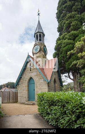 Cragside House Clock Tower dai giardini formali, Cragside, Rothbury, Northumberland. Foto Stock