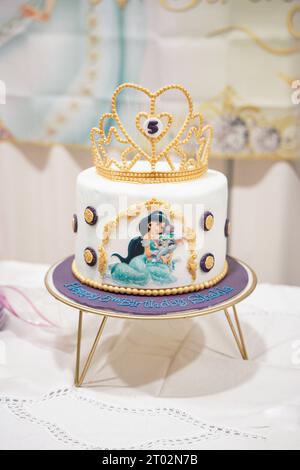 bella torta con corona, principessa compleanno anniversario concetto Foto  stock - Alamy