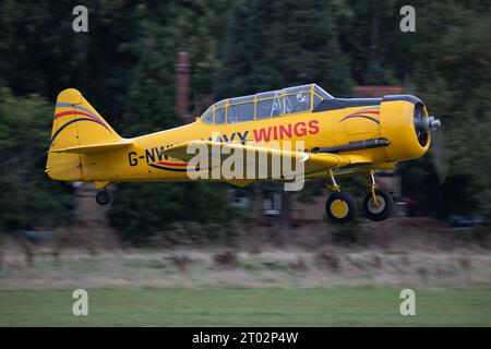 Navy Wings Harvard allo Shuttleworth Collection Race Day Air Show 2023. Foto Stock