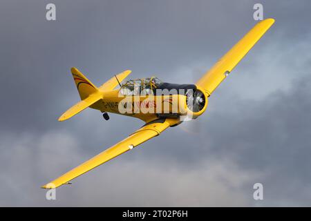 Navy Wings Harvard allo Shuttleworth Collection Race Day Air Show 2023. Foto Stock