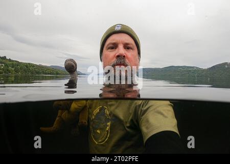 Ein Schwimmer posiert mit bei einem Selfie mit einem Nessie ähnlichen Plüschtier im Loch Ness am Dores Beach bei Inverness. Modello e Fotograf: Marc John 27.09.2023 Inverness Dores Schottland Großbritannien *** Un nuotatore posa con un selfie con un animale imbottito come Nessie a Loch Ness a Dores Beach vicino Inverness Model e fotografo Marc John 27 09 2023 Inverness Dores Scozia Regno Unito Foto Stock