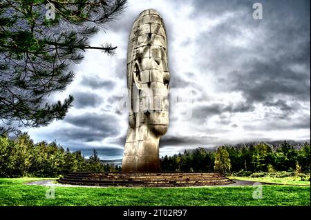 Questa scultura The Dream a forma di testa di ragazza, situata sul sito della vecchia miniera di carbone di Sutton Manor vicino a St Helen's sul Merseyside Foto Stock