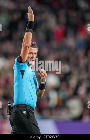 Eindhoven, Paesi Bassi. 3 ottobre 2023. EINDHOVEN, PAESI BASSI - 3 OTTOBRE: L'arbitro Daniele Orsato reagisce durante la partita del gruppo B di UEFA Champions League tra il PSV Eindhoven e il Sevilla FC al Phillips Stadion il 3 ottobre 2023 ad Eindhoven, Paesi Bassi. (Foto di Rene Nijhuis/Orange Pictures) credito: Orange Pics BV/Alamy Live News Credit: Orange Pics BV/Alamy Live News Foto Stock