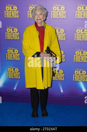 Sian Phillips arriva per la serata di apertura degli Old Friends di Stephen Sondheim al Gielgud Theatre di Londra. Data immagine: Martedì 3 ottobre 2023. Foto Stock