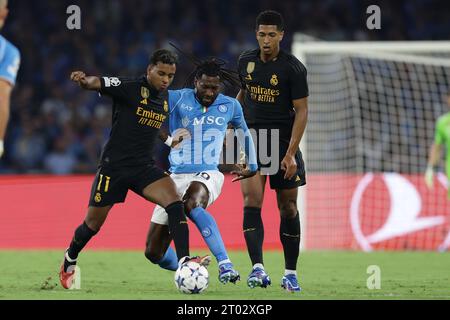 Napoli, Italia. 3 ottobre 2023. L'attaccante brasiliano Rodrygo del Real Madrid sfida per il pallone con il centrocampista camerunese del SSC Napoli Andre Zambo Anguissa durante la partita di Champions League tra SSC Napoli e Real Madrid allo stadio Diego Armando Maradona di Napoli, Italia meridionale, il 3 ottobre 2023. Credito: Agenzia fotografica indipendente/Alamy Live News Foto Stock