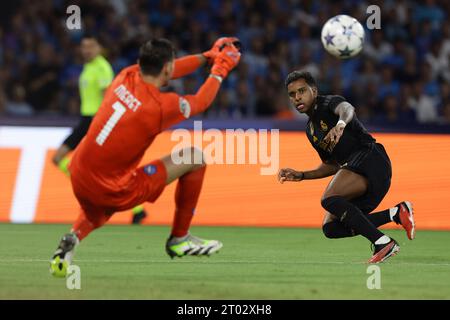 Napoli, Italia. 3 ottobre 2023. Il portiere italiano del Napoli, Alex Meret, sfida il pallone con l'attaccante brasiliano del Real Madrid Rodrygo durante la partita UEFA Champions League tra SSC Napoli e Real Madrid allo stadio Diego Armando Maradona di Napoli, Italia meridionale, il 3 ottobre 2023. Credito: Agenzia fotografica indipendente/Alamy Live News Foto Stock