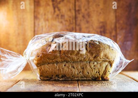 Pane alle noci del Brasile, confezionato in plastica biodegradabile, cibo biologico e vegano fatto a casa Foto Stock