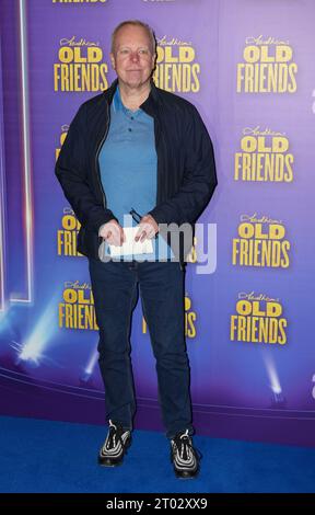 Steve Pemberton arriva per la serata di apertura degli Old Friends di Stephen Sondheim al Gielgud Theatre di Londra. Data immagine: Martedì 3 ottobre 2023. Foto Stock