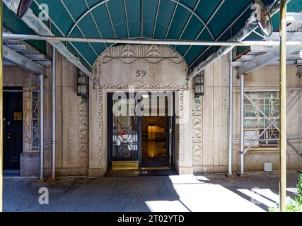 Emery Roth-progettato 59 W 12th Street, parte del Greenwich Village Historic District, è stato costruito nel 1931; in riparazione al momento della foto (1 ottobre 2023). Foto Stock