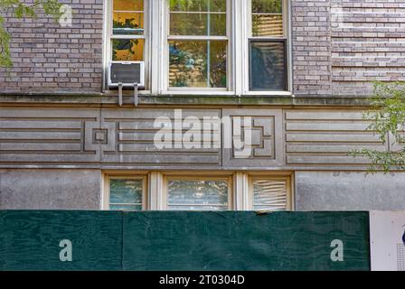 Emery Roth-progettato 59 W 12th Street, parte del Greenwich Village Historic District, è stato costruito nel 1931; in riparazione al momento della foto (1 ottobre 2023). Foto Stock