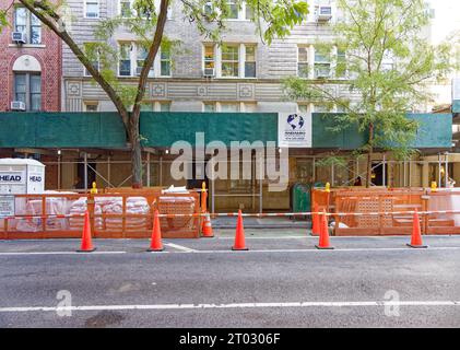Emery Roth-progettato 59 W 12th Street, parte del Greenwich Village Historic District, è stato costruito nel 1931; in riparazione al momento della foto (1 ottobre 2023). Foto Stock