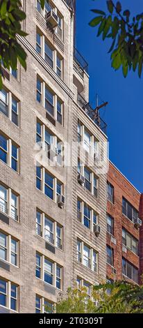 Emery Roth-progettato 59 W 12th Street, parte del Greenwich Village Historic District, è stato costruito nel 1931; in riparazione al momento della foto (1 ottobre 2023). Foto Stock