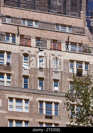 Emery Roth-progettato 59 W 12th Street, parte del Greenwich Village Historic District, è stato costruito nel 1931; in riparazione al momento della foto (1 ottobre 2023). Foto Stock