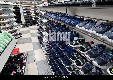 Mosca, Russia - 21 agosto. 2023. Scarpe per bambini e adolescenti nel negozio di abbigliamento economico di Zelenograd Foto Stock