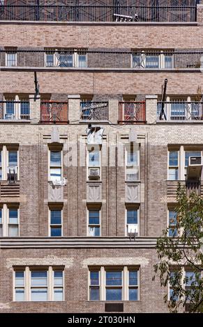 Emery Roth-progettato 59 W 12th Street, parte del Greenwich Village Historic District, è stato costruito nel 1931; in riparazione al momento della foto (1 ottobre 2023). Foto Stock