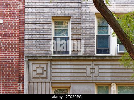 Emery Roth-progettato 59 W 12th Street, parte del Greenwich Village Historic District, è stato costruito nel 1931; in riparazione al momento della foto (1 ottobre 2023). Foto Stock