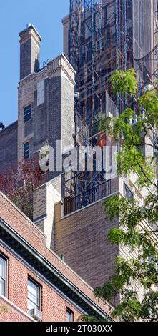 Emery Roth-progettato 59 W 12th Street, parte del Greenwich Village Historic District, è stato costruito nel 1931; in riparazione al momento della foto (1 ottobre 2023). Foto Stock