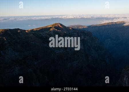 Alba a Madeira sopra le nuvole e le cime montuose più alte del Portogallo. Foto Stock