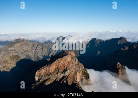 Ottima foto con droni a Pico Arieiro durante una splendida alba sull'isola della Madera. Foto Stock