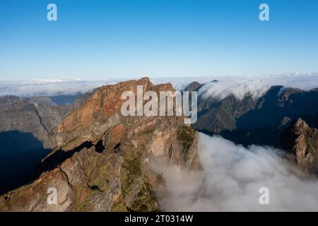 Ottima foto con droni a Pico Arieiro durante una splendida alba sull'isola della Madera. Foto Stock