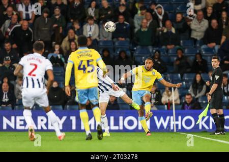 West Bromwich, Regno Unito. 3 ottobre 2023. John Buckley dello Sheffield Wednesday colpisce il pallone in avanti durante la partita dell'EFL Sky Bet Championship tra West Bromwich Albion e Sheffield Wednesday agli Hawthorns, West Bromwich, Inghilterra, il 3 ottobre 2023. Foto di Stuart Leggett. Solo per uso editoriale, licenza necessaria per uso commerciale. Nessun utilizzo in scommesse, giochi o pubblicazioni di un singolo club/campionato/giocatore. Credito: UK Sports Pics Ltd/Alamy Live News Foto Stock