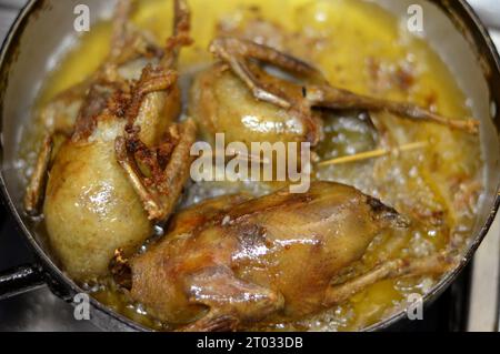 Friggere e arrostire i piccioni farciti con riso bianco o mahshi Hamam, bolliti fino alla cottura, quindi arrostiti, fritti in olio caldo o grigliati, piccioni ripieni Foto Stock