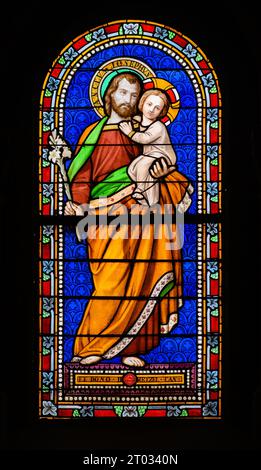 San Giuseppe con Gesù bambino. Una vetrata nella chiesa di Sant'Alfonso Liguori, Lussemburgo, Lussemburgo. Foto Stock