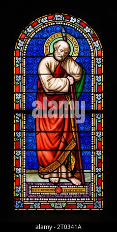 San Mattia Apostolo. Una vetrata nella chiesa di Sant'Alfonso Liguori, Lussemburgo, Lussemburgo. Foto Stock