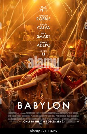 Babylon (2022), diretto da Damien Chazelle e interpretato da Brad Pitt, Margot Robbie e Jean Smart. Una storia di ambizione fuori misura e eccesso oltraggioso, ripercorre l'ascesa e la caduta di più personaggi durante un'epoca di sfrenata decadenza e depravazione nella prima parte di Hollywood. Foto Stock