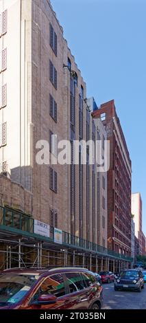 Verizon occupa uffici a Walker Tower, 212 W 18th Street; condomini multimilionari occupano i piani superiori dell'edificio Art Deco. Foto Stock