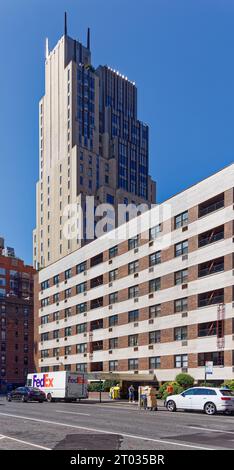 Verizon occupa uffici a Walker Tower, 212 W 18th Street; condomini multimilionari occupano i piani superiori dell'edificio Art Deco. Foto Stock