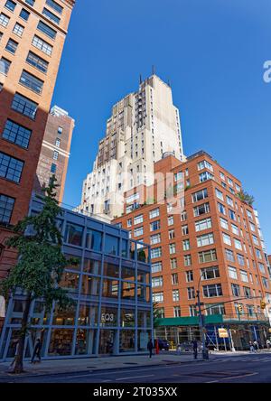 Verizon occupa uffici a Walker Tower, 212 W 18th Street; condomini multimilionari occupano i piani superiori dell'edificio Art Deco. Foto Stock