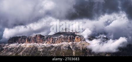 Panorama del gruppo del Sella con la vetta più alta del Piz Boe (3152 m), Dolomiti, Trentino-alto Adige, Italia Foto Stock