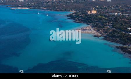 Foto aerea di Spiaggia la Pelosa e Spiaggia della Pelosetta nel nord-ovest della Sardegna. Stintino, provincia di Sassari. Giornata di sole, acqua limpida. Foto Stock