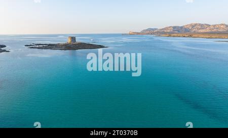 Foto aerea dell'antica torre carceraria sull'Isola della Pelosa nel nord-ovest della Sardegna in provincia di Sassari. Stintino, Sardegna, Italia. Su Foto Stock