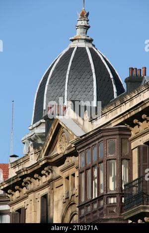 Uno scatto verticale di una cupola ornata adorna la cima di un edificio tradizionale a Bilbao, Paesi Baschi Foto Stock