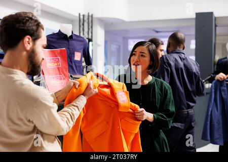 Follia del Black Friday. Le persone maleducate e aggressive combattono con la sicurezza dei negozi di moda in attesa delle vendite hanno sottolineato la guardia di sicurezza afroamericana che controll...